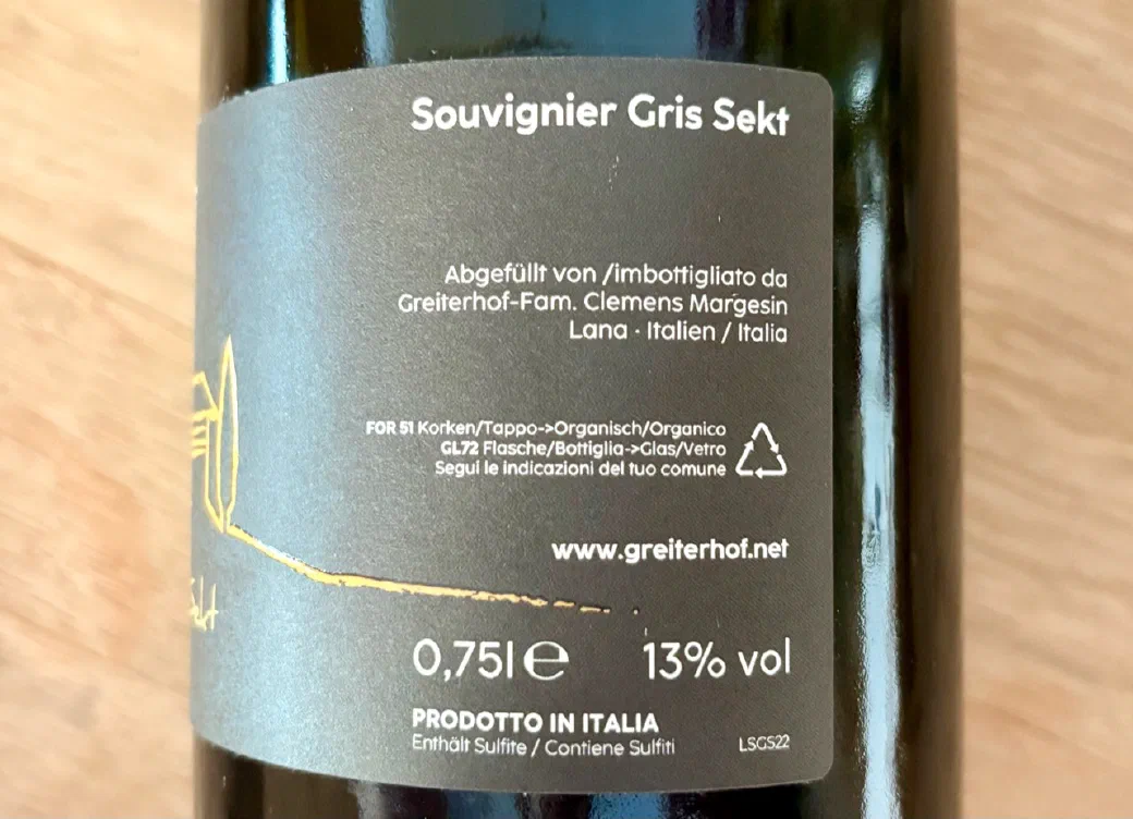 Rückenetikett des Souvignier Gris Sekts mit Angaben zu Abfüller, Inhalt und Alkoholgehalt