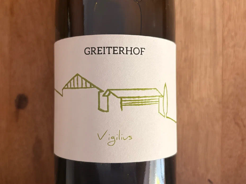 Frontetikett des Weißweins Vigilius mit der gezeichneten Hofsilhouette
