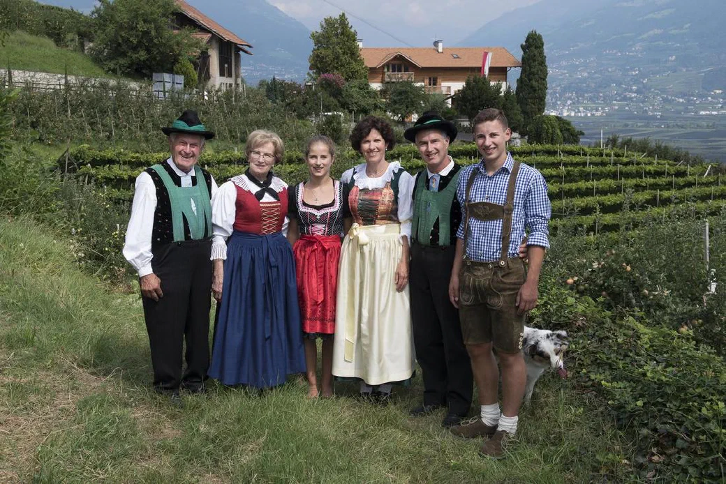 Familie Margesin zwischen den Obstwiesen und Weinbergen am Greiterhof