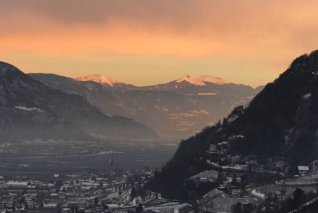 Winterlicher Blick über das Etschtal zu den Bergen im Abendlicht
